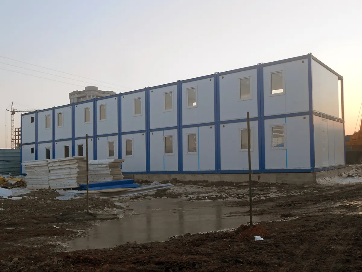 Жилой корпус строительного городка на закате