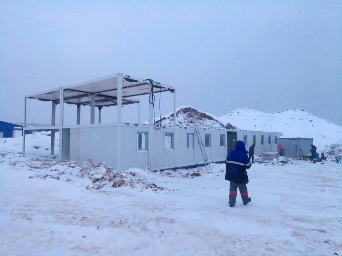 Монтаж каркаса быстровозводимого здания зимой