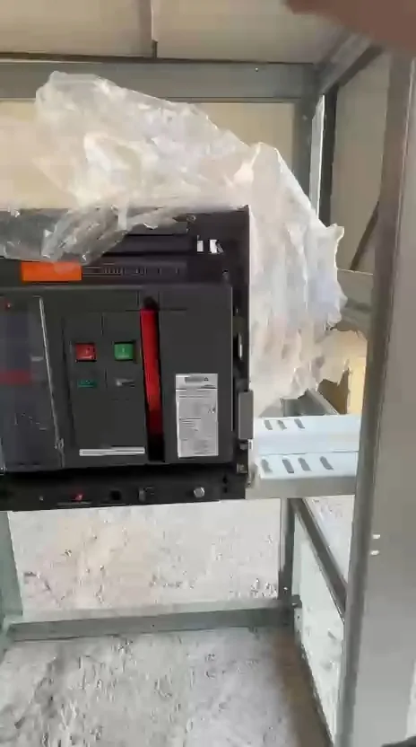 Воздушный автоматический выключатель в шкафу РУ