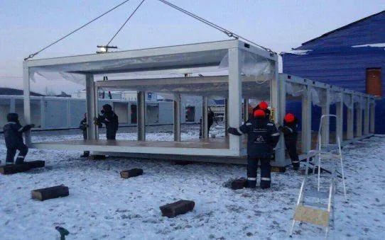 Монтаж каркаса модульного здания зимой бригадой монтажников
