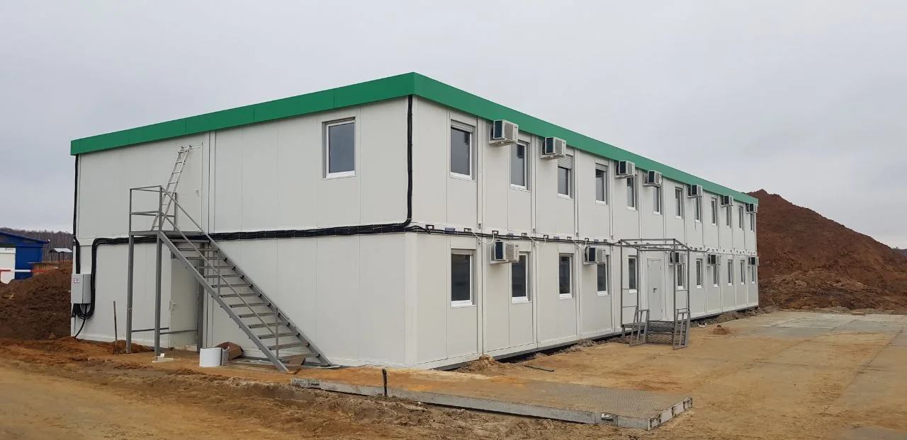 Жилой корпус вахтового городка с наружной лестницей