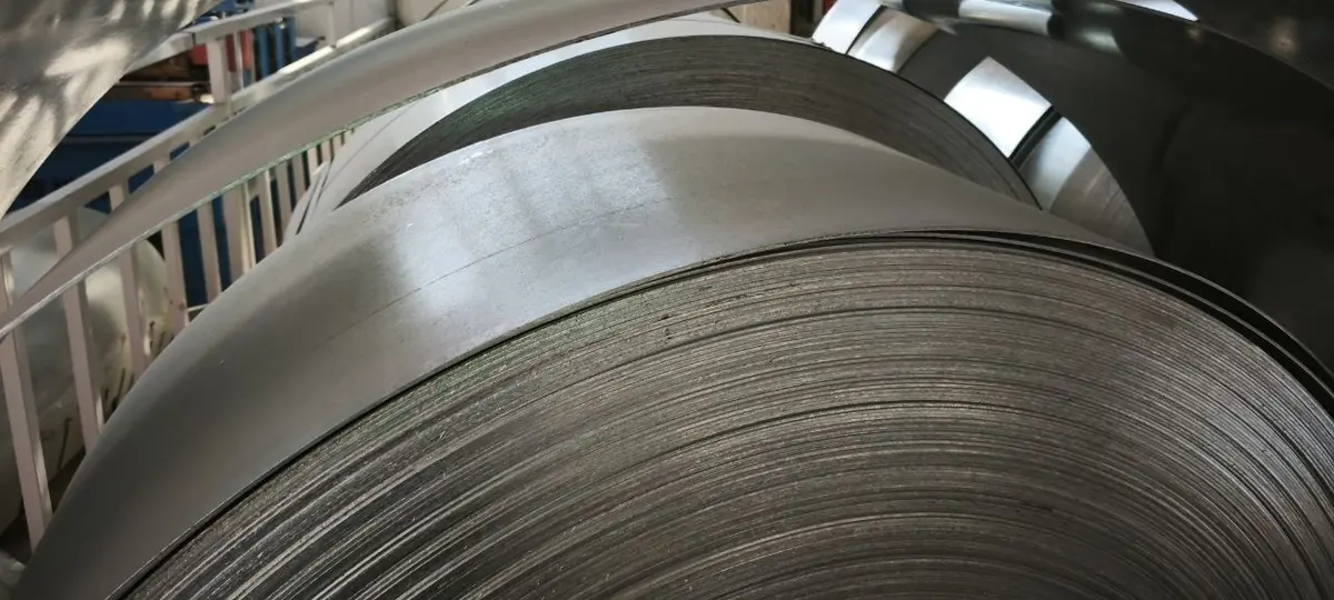 冷弯生产线上的镀锌钢卷