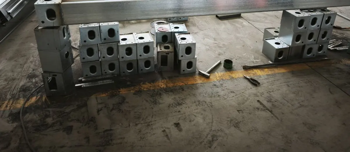 在胎具上组装箱房框架